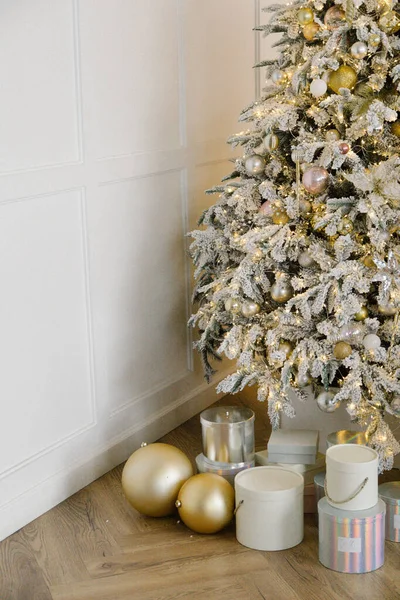 Altın Pembe Oyuncaklar Hediye Kutularıyla Beyaz Noel Ağacı — Stok fotoğraf
