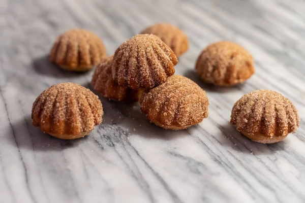 Elma Şarabı Madeleine 'leri Beyaz Mermer Üzerinde