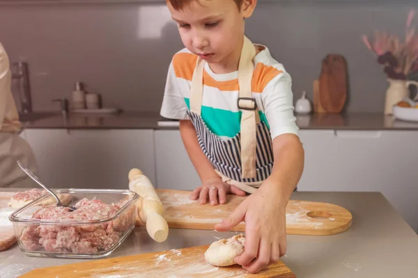 Pequeño Chef Está Cocinando Cocina —  Fotos de Stock