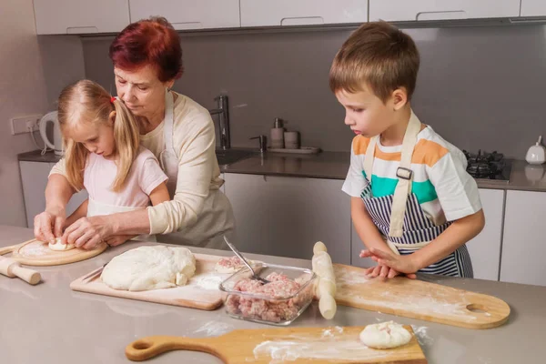 Babcia Uczy Wnuki Chłopiec Dziewczyna Gotować Danie — Zdjęcie stockowe