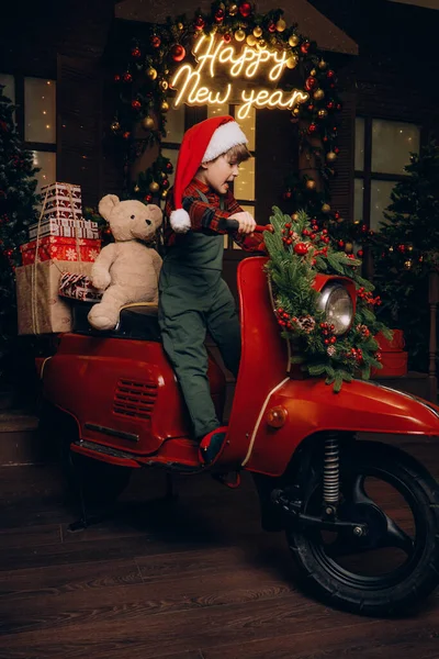 Αγόρι Βόλτα Ένα Κόκκινο Μηχανάκι Μεταφέρουν Δώρα Για Χριστούγεννα Και — Φωτογραφία Αρχείου