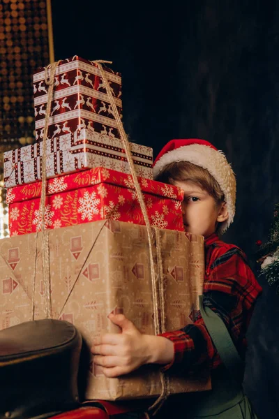 Chico Montar Una Moto Roja Llevando Regalos Para Navidad Año —  Fotos de Stock