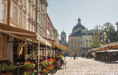 Lviv, Ukrayna 07.07.2021. Ukrayna 'nın eski Lviv kasabasında güneşli bir yaz sabahı