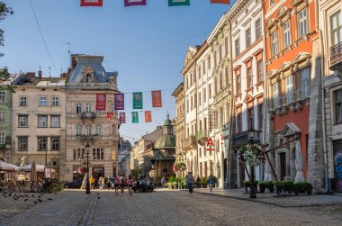 Lviv, Ukrayna 07.07.2021. Ukrayna 'nın eski Lviv kasabasındaki pazar veya Rynok Meydanı, güneşli bir yaz sabahı