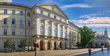 Lviv, Ukrayna 07.07.2021. Güneşli bir yaz gününde Ukrayna 'nın Lviv Meydanı' ndaki belediye binasında.