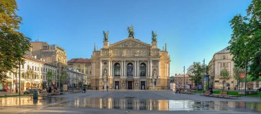 Lviv, Ukrayna 07.07.2021. Solomiya Krushelnytska Lviv Devlet Akademik Tiyatrosu Ukrayna 'da güneşli bir yaz gününde
