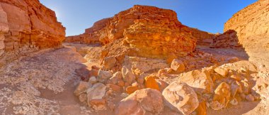 Aşağı Katedral Yıkama 'daki ilk viraj Glen Kanyon Eğlence Bölgesi Arizona' daki Colorado Nehri 'ne giderken..