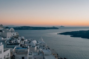 Gün batımından sonra Imerovigli 'deki beyaz evlerin manzarası.