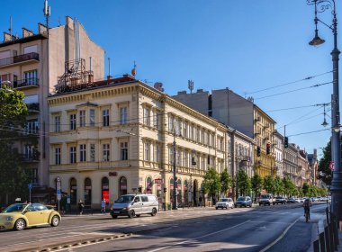 Budapeşte, Macaristan 17.08.2021. Güneşli bir yaz gününde eski Budapeşte şehrinin sokakları
