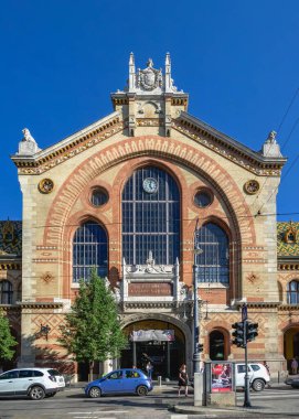 Budapeşte, Macaristan 17.08.2021. Macaristan 'ın Budapeşte kentindeki merkez marketin eski tarihi binası güneşli bir yaz gününde.