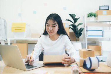 Çevrimiçi küçük işletme sahibi siparişi kontrol etme.