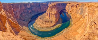 Arizona 'nın kuzeydoğusundaki Horseshoe Bend' in klasik manzarası..