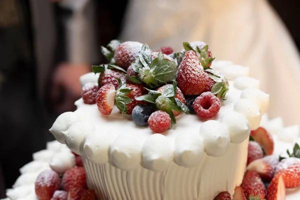 Auf Dem Kuchen Liegt Ein Cupcake Mit Reichlich Erdbeeren — Stockfoto