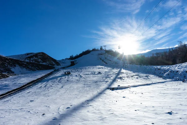 格鲁吉亚高加索山区Bakuriani滑雪胜地有电缆公路的山坡 — 图库照片