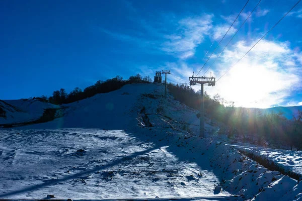 格鲁吉亚高加索山区Bakuriani滑雪胜地有电缆公路的山坡 — 图库照片