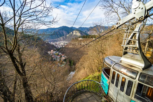 Gürcistan Dağlarında Borjomi Nin Maden Suyu Kaynaklarıyla Şehir Merkezindeki Ünlü — Stok fotoğraf