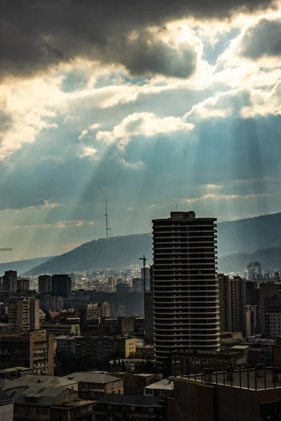 Dramatická Obloha Nad Centrem Města Tbilisi Konci Podzimu Slunečními Paprsky — Stock fotografie