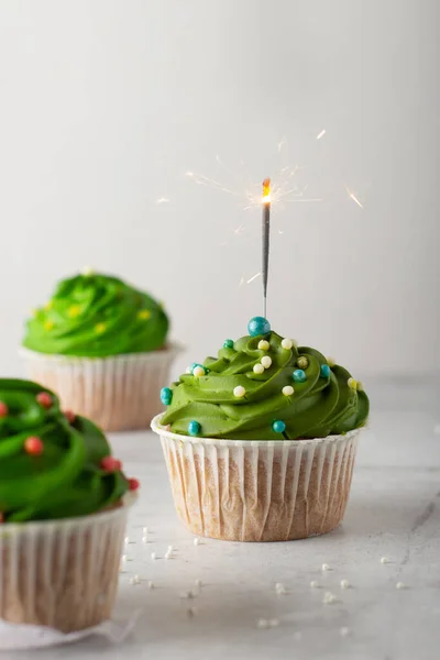 Cupcakes Navidad Con Crema Verde Bengalas —  Fotos de Stock