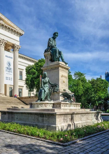 2021年8月17日匈牙利布达佩斯 在一个阳光灿烂的夏日 布达佩斯匈牙利国家博物馆附近的Arany Janos纪念碑 — 图库照片