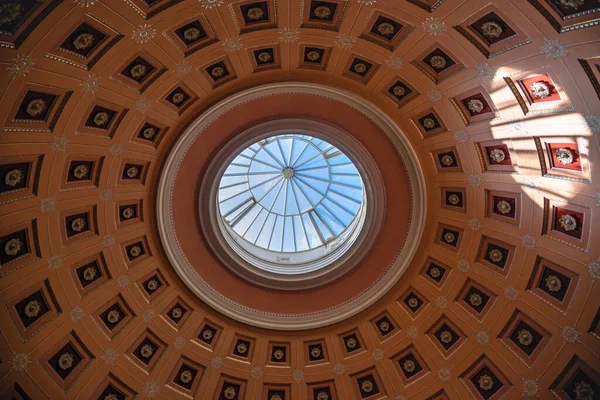 Budapeşte, Macaristan 17.08.2021. Budapeşte 'deki Macar Ulusal Müzesi güneşli bir yaz gününde