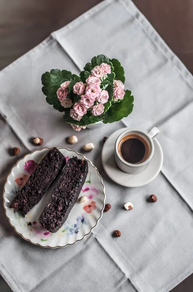 Bolo Chocolate Prato Com Padrão Uma Xícara Café Kalanchoe — Fotografia de Stock