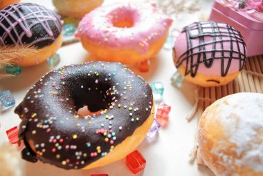 Masadaki çeşitli renkler ve tatlandırılmış çörekler.