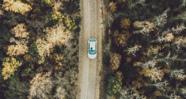 Ağaçlarla çevrili bir yolda drone görüntüsü