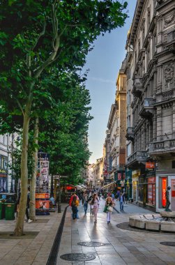 Budapeşte, Macaristan 17.08.2021. Güneşli bir yaz gününde eski Budapeşte şehrinin sokakları