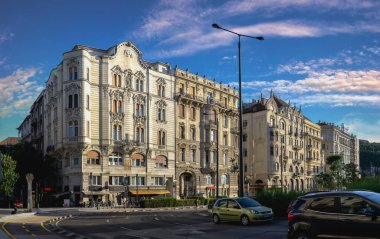 Budapeşte, Macaristan 17.08.2021. Güneşli bir yaz gününde eski Budapeşte şehrinin sokakları