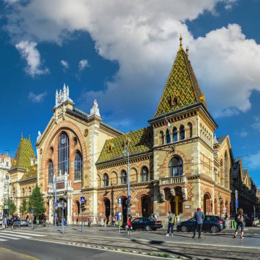 Budapeşte, Macaristan 17.08.2021. Macaristan 'ın Budapeşte kentindeki merkez marketin eski tarihi binası güneşli bir yaz gününde.
