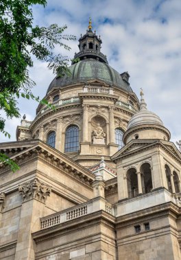 Budapeşte, Macaristan 18.08.2021. Aziz Stephen Bazilikası Eski Budapeşte kasabasında Bir yaz sabahı