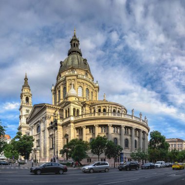 Budapeşte, Macaristan 18.08.2021. Aziz Stephen Bazilikası Eski Budapeşte kasabasında Bir yaz sabahı