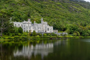 Connemara İrlanda 'daki görkemli Kylemore Manastırı