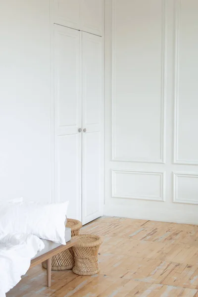 Білі Двері Дерев Яною Підлогою Плетеними Стільцями — стокове фото