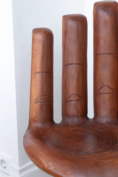 Drewniane Krzesło Obok Szklanej Tacy Owocami Świecami — Zdjęcie stockowe