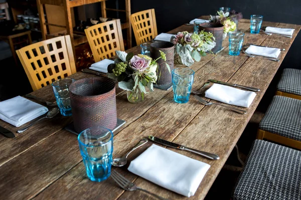 Una Mesa Madera Rústica Para Cena Con Rosas Servilletas Cubiertos — Foto de Stock