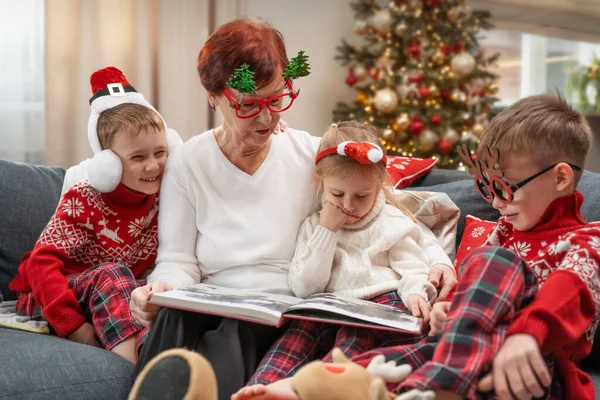 Grandma Reads Christmas Book Her Grandchildren Holiday — Stock Photo, Image