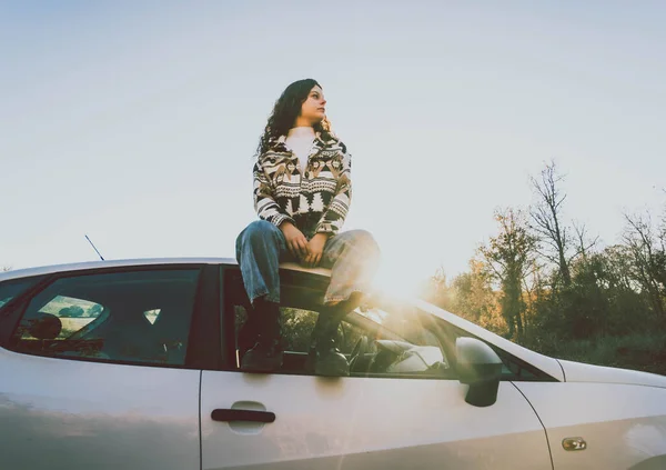 Woman Sitting Top Car Middle Many Trees Sunset — Fotografia de Stock