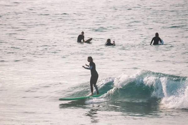 Surf Chica Montar Olas Del Océano Actividad Deportiva Acuática —  Fotos de Stock