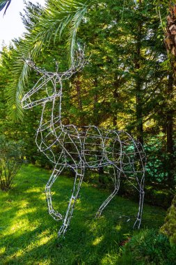 Tropikal bölgede Noel tatili için açık hava süslemesi