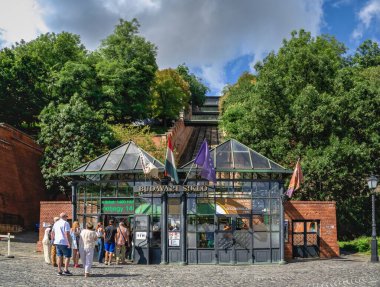 Budapeşte, Macaristan 18.08.2021. Macaristan 'ın Budapeşte kentindeki Kraliyet Sarayı' na, güneşli bir yaz sabahında.