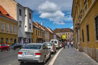 Budapeşte, Macaristan 18.08.2021. Budapeşte, Macaristan 'daki Budapeşte' nin üst kasabasının mimarisi, güneşli bir yaz sabahı,