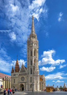 Budapeşte, Macaristan 18.08.2021. Budapeşte, Macaristan 'daki Buda Kalesi' nin Varsayımı Kilisesi, güneşli bir yaz sabahı