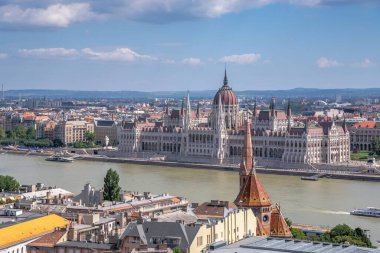 Budapeşte, Macaristan 18.08.2021. Macaristan 'ın Budapeşte kentinde güneşli bir yaz gününde Tuna Nehri ve parlamento binasının panoramik manzarası