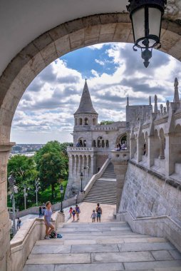 Budapeşte, Macaristan 18.08.2021. Budapeşte, Macaristan 'da Budapeşte' deki balıkçı kalesi, güneşli bir yaz sabahı.