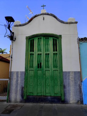 Şehirdeki eski ahşap ev.