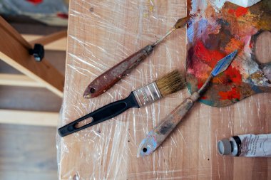 Ahşap masaya palet ve boya fırçaları boyamak