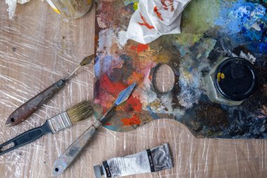 Ahşap masaya palet ve boya fırçaları boyamak