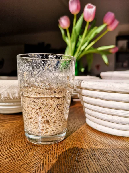 Rogge Zuurdesem Een Glas Tegen Achtergrond Van Een Boeket Tulpen — Stockfoto