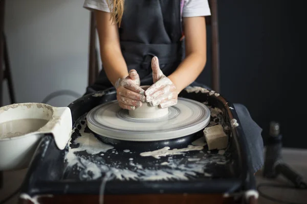 Flickhänder Som Arbetar Med Lera Potter Hjul Närbild Traditionellt Hantverk — Stockfoto